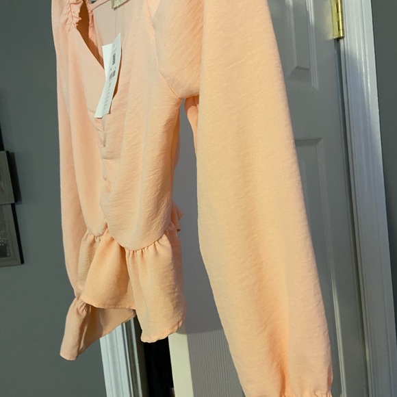 Cute going out shirt or for a nice dinner. - Picture 4 of 6